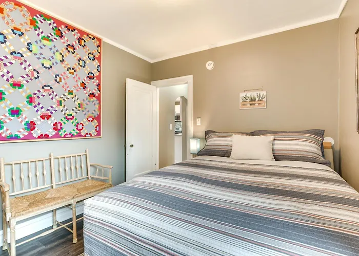 Pet-friendly Family - Near Nu Campus! Apartment
